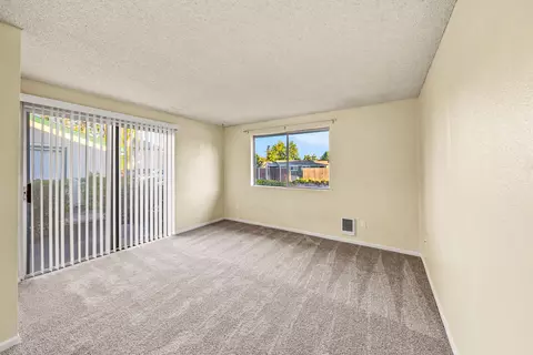 Living - 247 Lorraine Ave, Eagle Point, OR 97524 photo 2 of 3