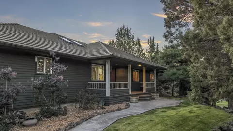 62043 Warbow Pl, Bend, OR 97701 photo 2