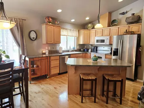 Kitchen - 15324 Bear St, La Pine, OR 97739 photo 2 of 2