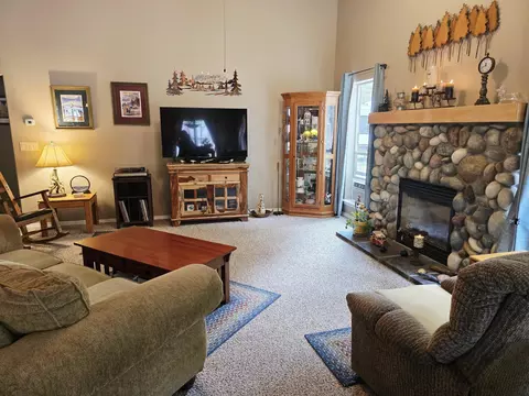 Living - 15324 Bear St, La Pine, OR 97739 photo 3 of 3