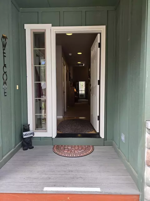 Entry Way - 15324 Bear St, La Pine, OR 97739 photo 1 of 2