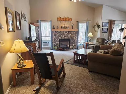 Living - 15324 Bear St, La Pine, OR 97739 photo 2 of 3