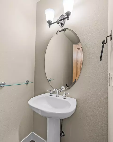 Bath - 61441 Linton Loop, Bend, OR 97702 photo 4 of 4