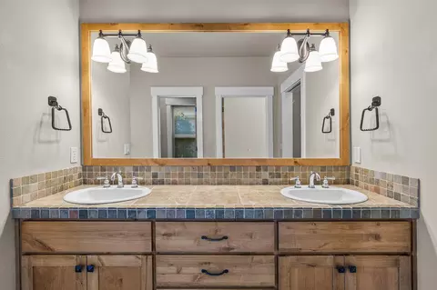 Bath - 61441 Linton Loop, Bend, OR 97702 photo 2 of 4