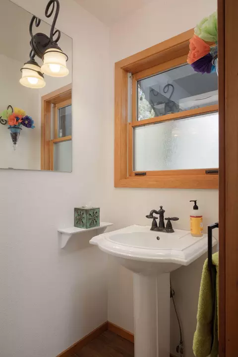 Bath - 22310 Sweetgrass Dr, Bend, OR 97702 photo 2 of 5