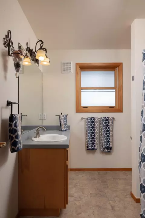 Bath - 22310 Sweetgrass Dr, Bend, OR 97702 photo 5 of 5