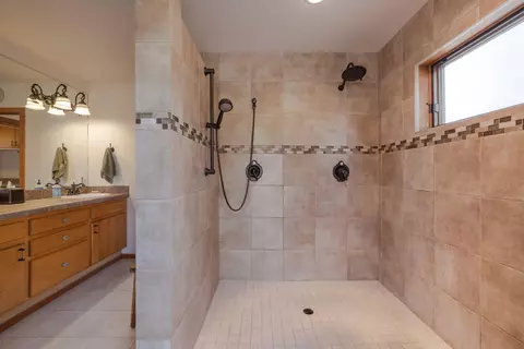 Bath - 22310 Sweetgrass Dr, Bend, OR 97702 photo 4 of 5
