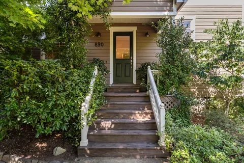 890 S 3rd St, Jacksonville, OR 97530
