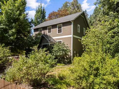 890 S 3rd St, Jacksonville, OR 97530