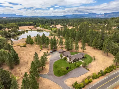 255 Mountain Paradise Dr, Grants Pass, OR 97526