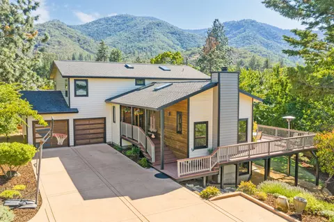 225 Sunnyview Dr, Ashland, OR 97520