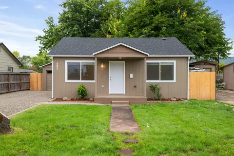 522 S 4th St, Central Point, OR 97502
