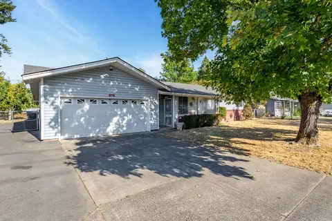 905 SE Fern St, Grants Pass, OR 97526