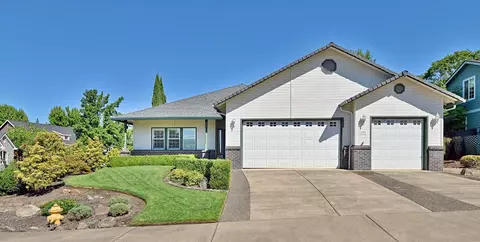 494 Pinnacle Rdg, Eagle Point, OR 97524 photo 1