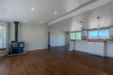 Living - 6527 Tolo Rd, Central Point, OR 97502 photo 4 of 8