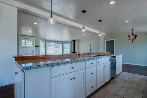 Kitchen - 6527 Tolo Rd, Central Point, OR 97502 photo 3 of 3