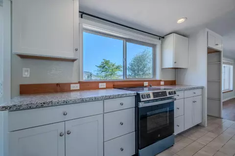 Kitchen - 6527 Tolo Rd, Central Point, OR 97502 photo 2 of 3