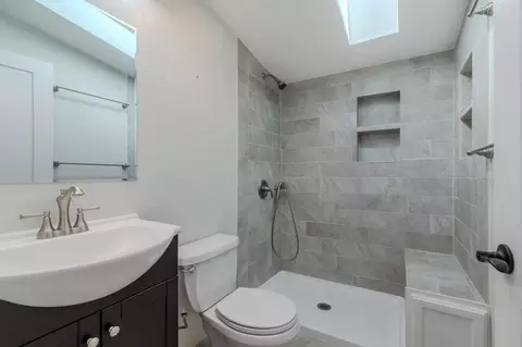 Bath - 6527 Tolo Rd, Central Point, OR 97502 photo 3 of 3