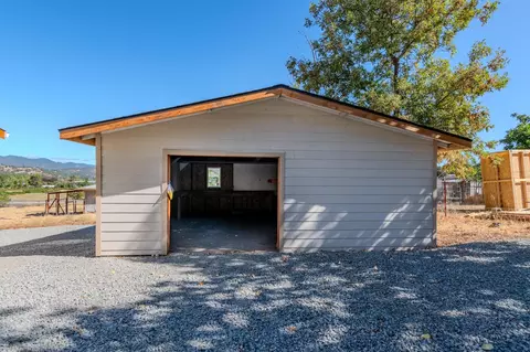 Exterior - 6527 Tolo Rd, Central Point, OR 97502 photo 5 of 8