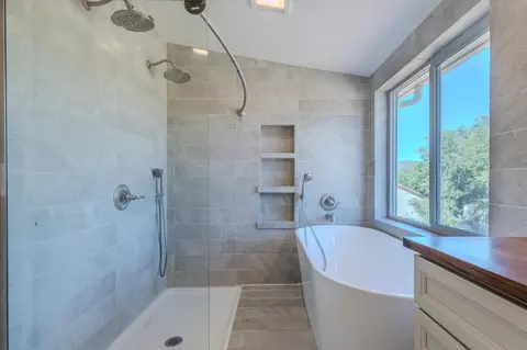 Bath - 6527 Tolo Rd, Central Point, OR 97502 photo 1 of 3