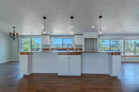 Kitchen - 6527 Tolo Rd, Central Point, OR 97502 photo 1 of 3