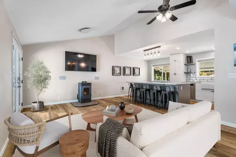 Living - 59773 Cheyenne Rd, Bend, OR 97702 photo 1 of 2
