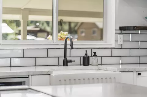 Kitchen - 59773 Cheyenne Rd, Bend, OR 97702 photo 5 of 7