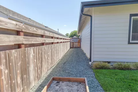 822 NW Cooke Ave, Grants Pass, OR 97526 photo 28