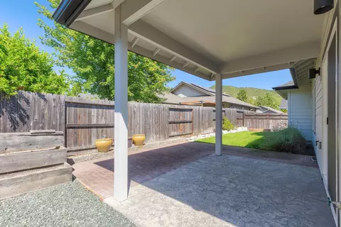 822 NW Cooke Ave, Grants Pass, OR 97526 photo 23