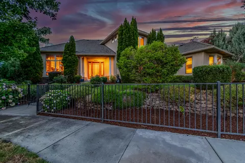 3371 Calle Vista Dr, Medford, OR 97504