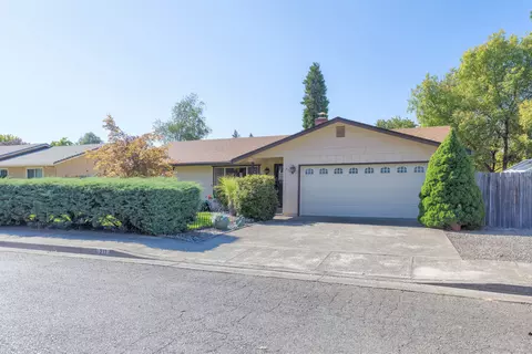 211 NW Blossom Dr, Grants Pass, OR 97526