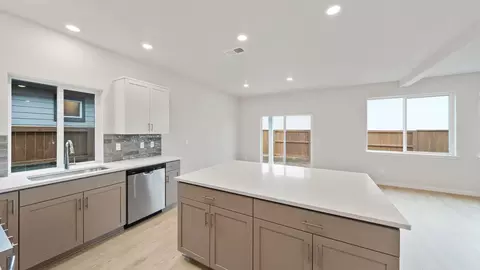 Kitchen - 21720 SE Stromboli Ln, Bend, OR 97702 photo 5 of 5