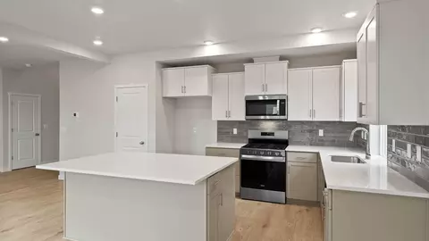 Kitchen - 21720 SE Stromboli Ln, Bend, OR 97702 photo 3 of 5