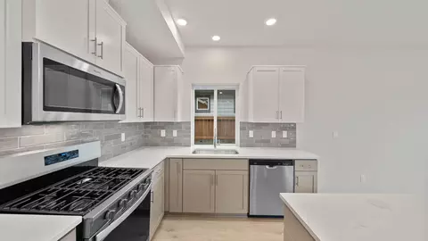 Kitchen - 21720 SE Stromboli Ln, Bend, OR 97702 photo 4 of 5