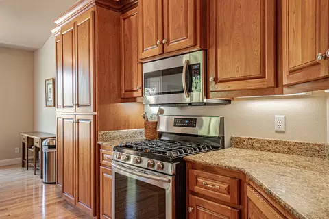 Kitchen - 203 Bellerive Dr, Eagle Point, OR 97524 photo 3 of 4