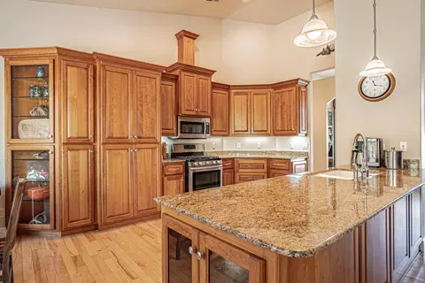 Kitchen - 203 Bellerive Dr, Eagle Point, OR 97524 photo 2 of 4