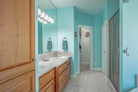 Bath - 203 Bellerive Dr, Eagle Point, OR 97524 photo 2 of 4
