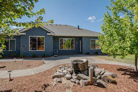 Exterior - 203 Bellerive Dr, Eagle Point, OR 97524 photo 8 of 9