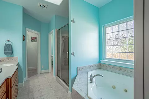 Bath - 203 Bellerive Dr, Eagle Point, OR 97524 photo 1 of 4