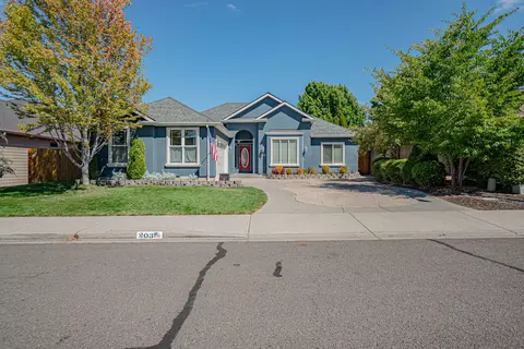 Exterior - 203 Bellerive Dr, Eagle Point, OR 97524 photo 2 of 9