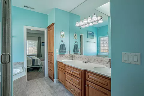 Bath - 203 Bellerive Dr, Eagle Point, OR 97524 photo 3 of 4