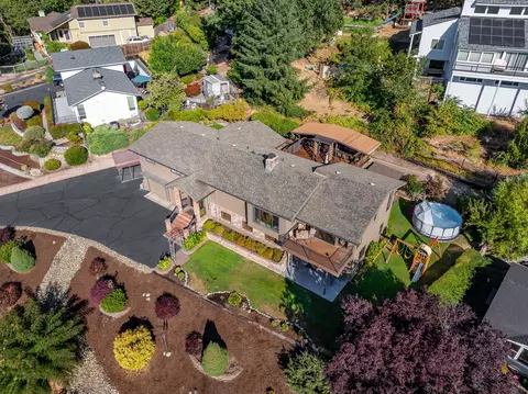 1730 NW Crescent Dr, Grants Pass, OR 97526