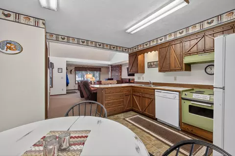 Kitchen - 14675 White Pine Way, La Pine, OR 97739 photo 3 of 5