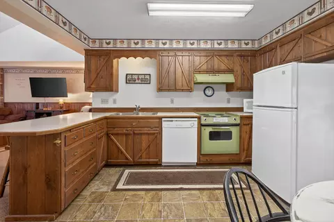 Kitchen - 14675 White Pine Way, La Pine, OR 97739 photo 2 of 5