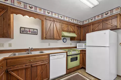 Kitchen - 14675 White Pine Way, La Pine, OR 97739 photo 4 of 5