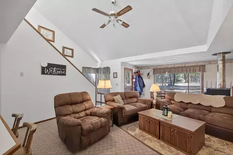 Living - 14675 White Pine Way, La Pine, OR 97739 photo 3 of 4