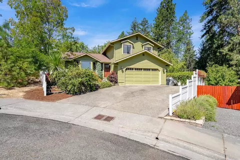 312 NW Sinclair Dr, Grants Pass, OR 97526