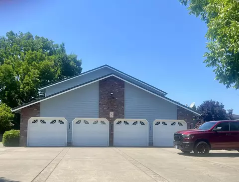 561 Briarwood Dr, Central Point, OR 97502