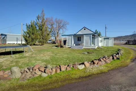 6915 Kershaw Rd, Central Point, OR 97502