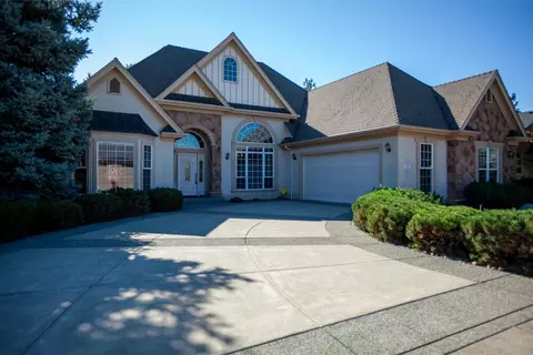 100 Pebble Creek Dr, Eagle Point, OR 97524